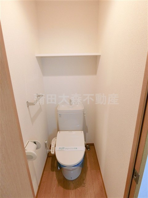 コンフォートM多摩川のトイレ|棚と温水暖房便座付きのトイレ