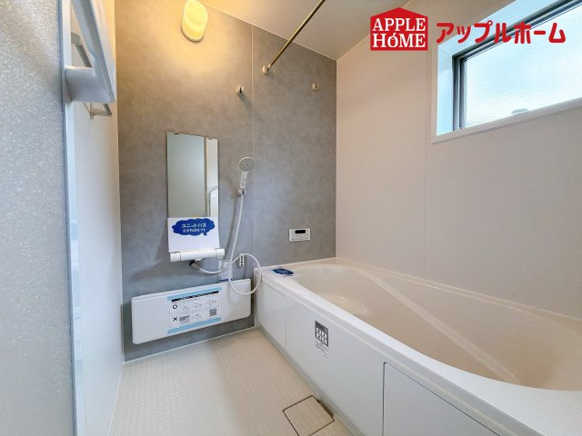 さいたま市見沼区大谷第4の浴室|窓付きのバスルームは、採光もあり明るく気持ちの良い空間です。窓があることで、換気環境も良好。掃除もスムーズに出来ます
