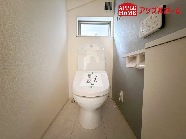 さいたま市見沼区大谷第4のトイレ|温水洗浄器付き便座を標準装備してます♪窓付きで明るく、快適空間となっております。毎日使う場所だからこその配慮です。
