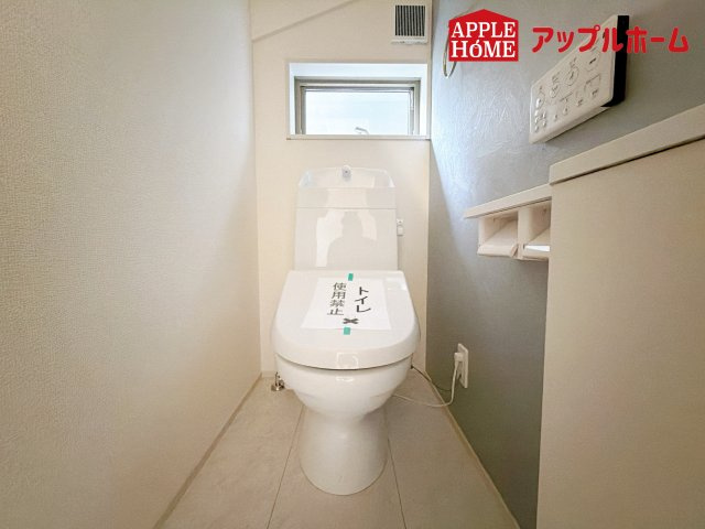 さいたま市見沼区大谷第4のトイレ|温水洗浄器付き便座を標準装備してます♪窓付きで明るく、快適空間となっております。毎日使う場所だからこその配慮です。