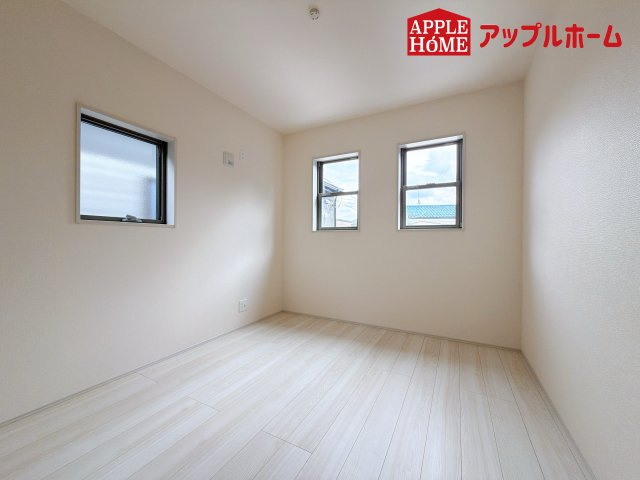 さいたま市見沼区大谷第4の洋室|クローゼット付きの洋室は、収納スペースが豊富で部屋全体がすっきりと片付きやすいのが特徴です。衣類や荷物を整理しやすく、生活感を抑えた洗練された空間を保てます。