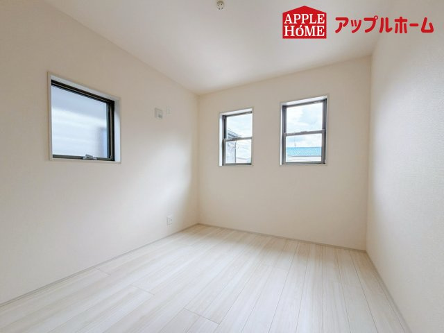 さいたま市見沼区大谷第4の洋室|クローゼット付きの洋室は、収納スペースが豊富で部屋全体がすっきりと片付きやすいのが特徴です。衣類や荷物を整理しやすく、生活感を抑えた洗練された空間を保てます。