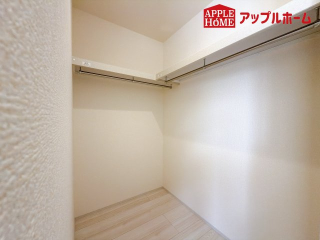 さいたま市見沼区大谷第4の収納|お洋服を大切にされる方に大変喜ばれる、ウォークインクローゼット。お洋服以外にも掃除機やスーツケースなどを一箇所に集約できるのは魅力ですね！扉が一箇所ですので、お部屋の見た目にもスッキリ！