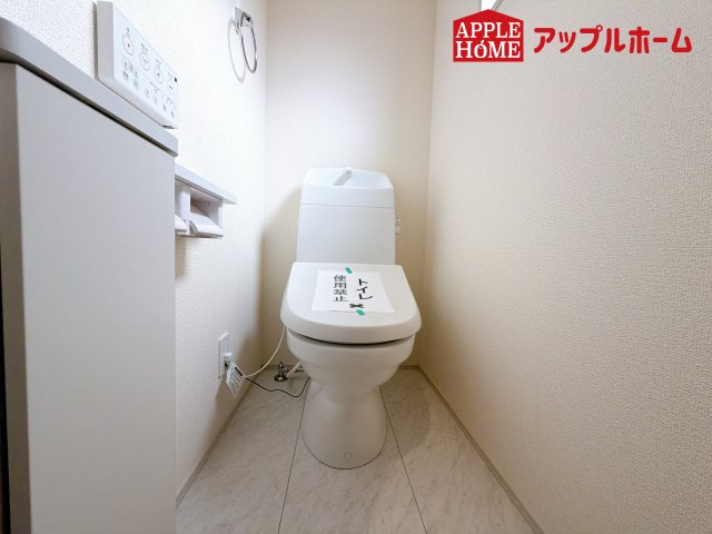 さいたま市見沼区大谷第4のトイレ|温水洗浄器付き便座を標準装備してます♪窓付きで明るく、快適空間となっております。毎日使う場所だからこその配慮です。