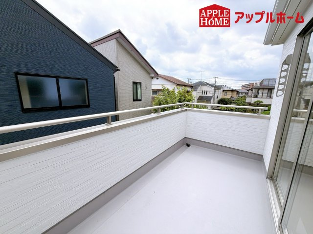 さいたま市見沼区大谷第4のバルコニー|奥行を広めに取ったバルコニー♪家族分の洗濯物もしっかり干せます。日当たりも良く、毎日のお洗濯が楽しくなりそう♪