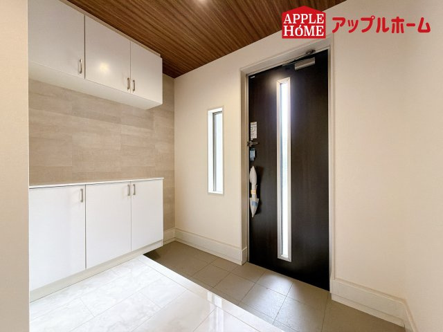 さいたま市見沼区大谷第4の玄関|明るくて清潔感溢れる玄関。便利な姿見鏡＆下駄箱収納付きです♪散らかりがちな玄関もすっきりと片付きます。