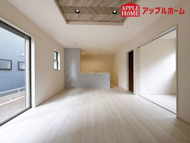 さいたま市見沼区大谷第4の居間・リビング|人気の対面式キッチンで会話も弾みます！お食事の準備をしながらでもご家族とのコミュニケーションを楽しめますね♪