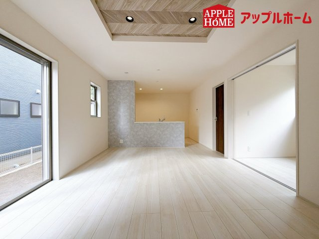 さいたま市見沼区大谷第4の居間・リビング|人気の対面式キッチンで会話も弾みます！お食事の準備をしながらでもご家族とのコミュニケーションを楽しめますね♪
※家具はCGです