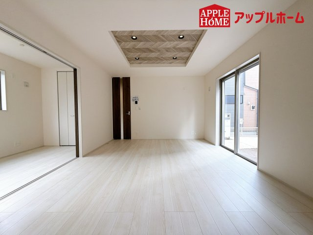 さいたま市見沼区大谷第4の居間・リビング|大きな窓のあるリビングは、陽光あふれる明るい空間です。居心地良く、ご家族皆がゆったり寛げる憩いの空間となりそうです。