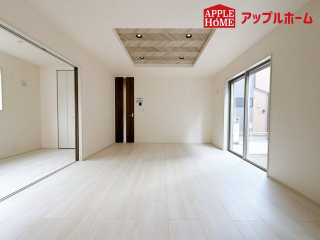 さいたま市見沼区大谷第4の居間・リビング|大きな窓のあるリビングは、陽光あふれる明るい空間です。居心地良く、ご家族皆がゆったり寛げる憩いの空間となりそうです。