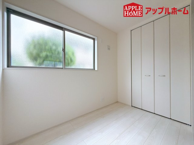 さいたま市見沼区大谷第4の洋室|クローゼット付きの洋室は、収納スペースが豊富で部屋全体がすっきりと片付きやすいのが特徴です。衣類や荷物を整理しやすく、生活感を抑えた洗練された空間を保てます。