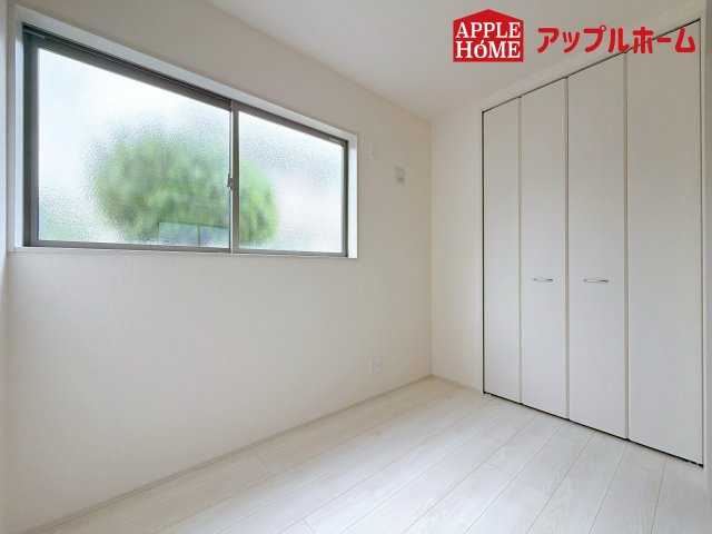 さいたま市見沼区大谷第4の洋室|クローゼット付きの洋室は、収納スペースが豊富で部屋全体がすっきりと片付きやすいのが特徴です。衣類や荷物を整理しやすく、生活感を抑えた洗練された空間を保てます。