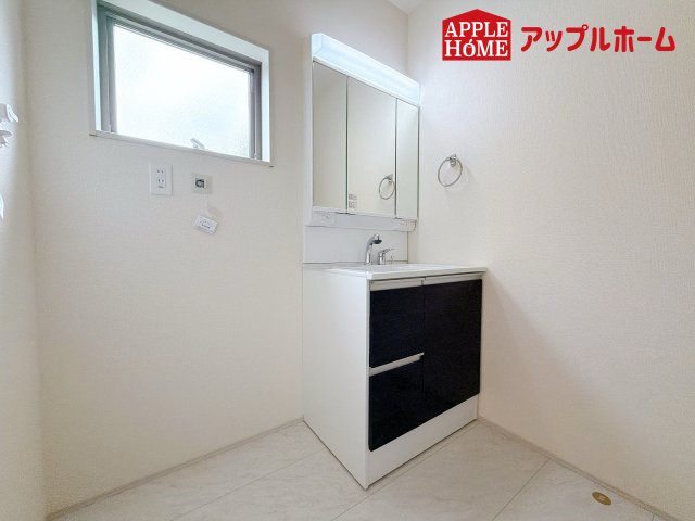 さいたま市見沼区大谷第4の独立洗面台|暮らしを快適にする三面鏡仕様の洗面化粧台。収納力と機能性に優れた使いやすい設備で、忙しい朝の身支度もスムーズに♪