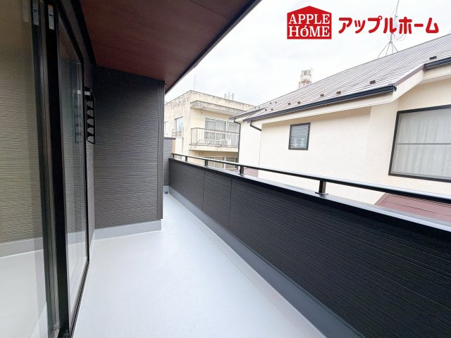 さいたま市南区大谷口3期のバルコニー|奥行を広めに取ったバルコニー♪家族分の洗濯物もしっかり干せます。日当たりも良く、毎日のお洗濯が楽しくなりそう♪