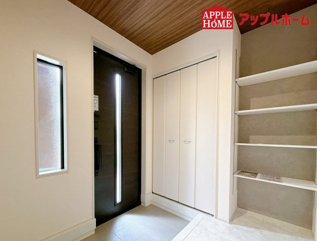 さいたま市南区大谷口3期の玄関|明るくて清潔感溢れる玄関。便利な下駄箱収納付きです♪散らかりがちな玄関もすっきりと片付きます。
