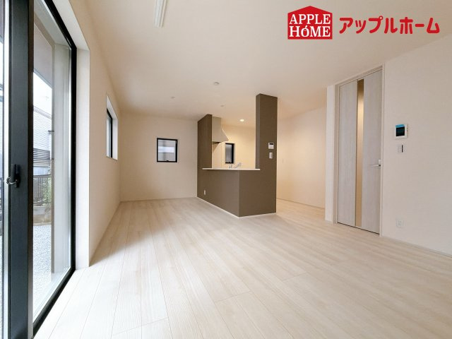 さいたま市南区大谷口3期の居間・リビング|大きな窓のあるリビングは、陽光あふれる明るい空間です。居心地良く、ご家族皆がゆったり寛げる憩いの空間となりそうです。