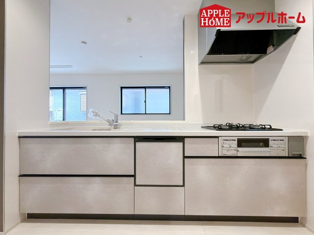 さいたま市南区大谷口3期のキッチン|リビング・ダイニングで過ごすご家族を見守りながら作業が可能な対面式のキッチン。家事負担を軽減してくれる、食器洗乾燥機付きです。