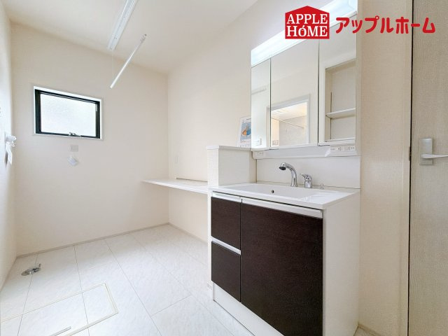 さいたま市南区大谷口3期の独立洗面台|暮らしを快適にする三面鏡仕様の洗面化粧台。収納力と機能性に優れた使いやすい設備で、忙しい朝の身支度もスムーズに♪