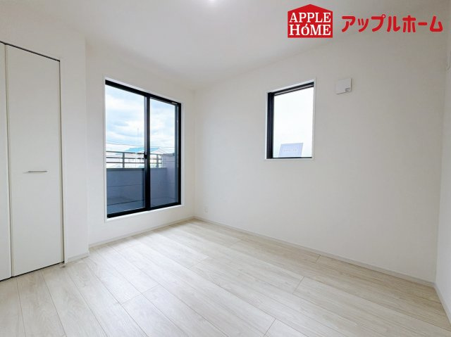 さいたま市西区宮前町1期の洋室|クローゼット付きの洋室は、収納スペースが豊富で部屋全体がすっきりと片付きやすいのが特徴です。衣類や荷物を整理しやすく、生活感を抑えた洗練された空間を保てます。