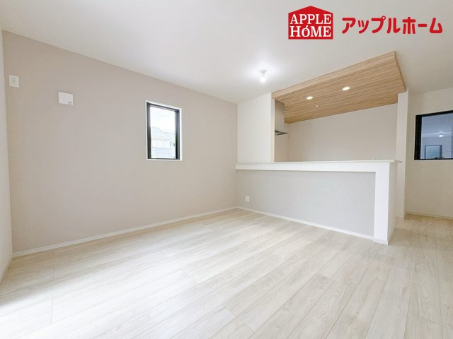 さいたま市西区宮前町1期の居間・リビング|人気の対面式キッチンで会話も弾みます！お食事の準備をしながらでもご家族とのコミュニケーションを楽しめますね♪