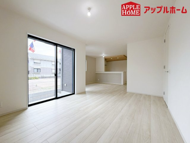 さいたま市西区宮前町1期の居間・リビング|大きな窓のあるリビングは、陽光あふれる明るい空間です。居心地良く、ご家族皆がゆったり寛げる憩いの空間となりそうです。
