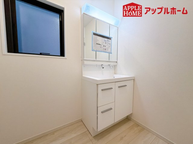 さいたま市西区宮前町1期の独立洗面台|三面鏡付きの洗面化粧台ですので、たっぷりと収納いただけます。白を基調とした清潔感のある快適空間です。毎日の身支度も気持ち良くお使い頂けます！！