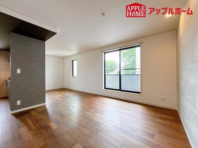 さいたま市中央区円阿弥7丁目の居間・リビング|大きな窓のあるリビングは、陽光あふれる明るい空間です。居心地良く、ご家族皆がゆったり寛げる憩いの空間となりそうです。