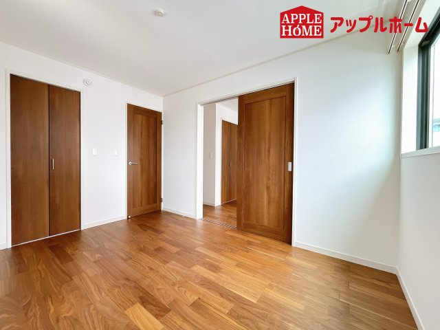 さいたま市中央区円阿弥7丁目の洋室|クローゼット付きの洋室は、収納スペースが豊富で部屋全体がすっきりと片付きやすいのが特徴です。衣類や荷物を整理しやすく、生活感を抑えた洗練された空間を保てます。