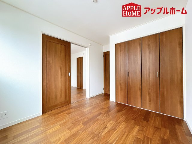 さいたま市中央区円阿弥7丁目の洋室|クローゼット付きの洋室は、収納スペースが豊富で部屋全体がすっきりと片付きやすいのが特徴です。衣類や荷物を整理しやすく、生活感を抑えた洗練された空間を保てます。