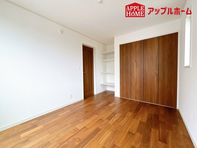 さいたま市中央区円阿弥7丁目の洋室|クローゼット付きの洋室は、収納スペースが豊富で部屋全体がすっきりと片付きやすいのが特徴です。衣類や荷物を整理しやすく、生活感を抑えた洗練された空間を保てます。