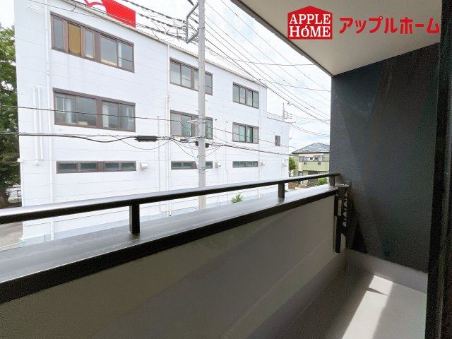 さいたま市中央区円阿弥7丁目のバルコニー|家族分の洗濯物もしっかり干せます。日当たりも良く、毎日のお洗濯が楽しくなりそう♪お布団は手軽に干せていつもポカポカに☆