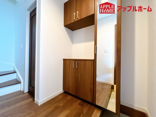 さいたま市中央区円阿弥7丁目の玄関|住まう人も来客も入った時にワクワクさせてくれるオシャレな玄関♪収納もたっぷりあるので、靴がたくさんあっても安心！