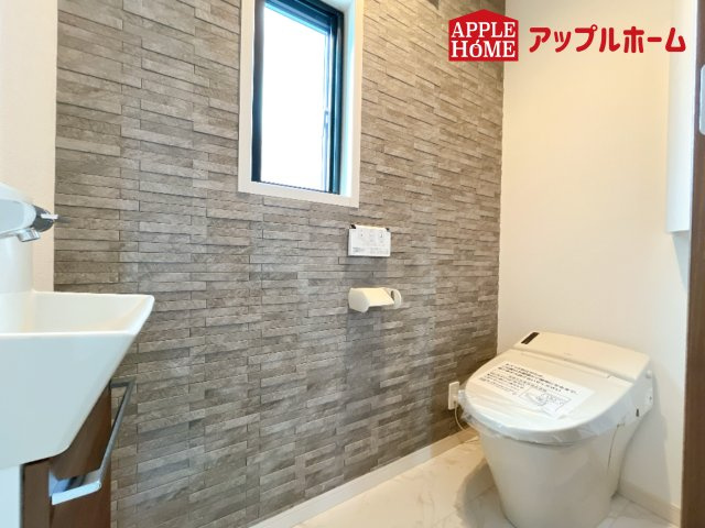 さいたま市中央区円阿弥7丁目のトイレ|節水型でエコなトイレには、今では当たり前の温水洗浄機能付き。便座を温める機能もついていて、居心地の良い空間♪