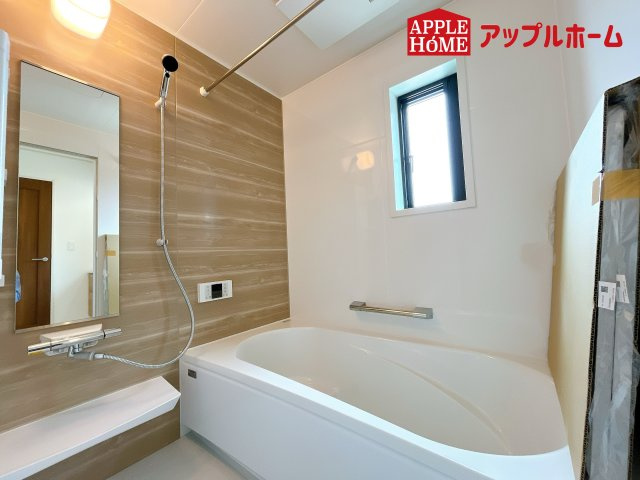 さいたま市中央区円阿弥7丁目の浴室|窓付きのバスルームは、採光もあり明るく気持ちの良い空間です。窓があることで、換気環境も良好。掃除もスムーズに出来ます