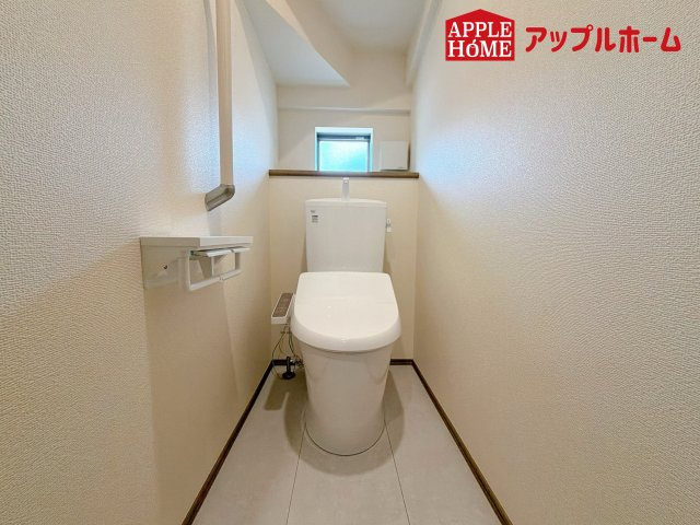 さいたま市北区本郷町1065番のトイレ|白を基調とした清潔感のある明るい空間。温水洗浄便座付きで、毎日快適・清潔に使用できます。