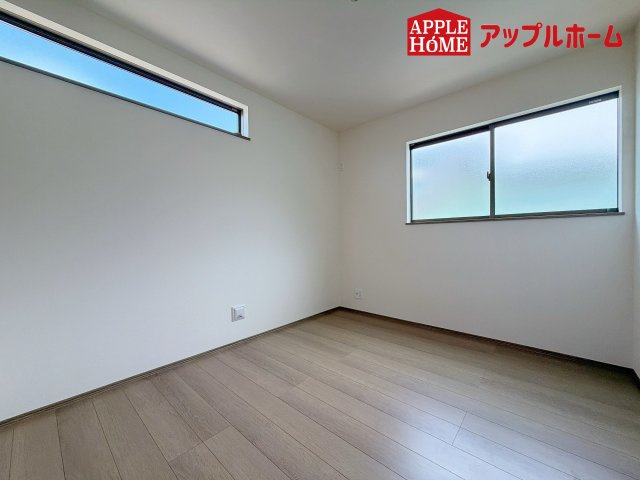 さいたま市北区本郷町1065番の洋室|充分な広さの収納を備え、風通しも良く、大変居心地の良い採光良好な洋室は、快適空間。プライベートの時間もゆったりお寛ぎ頂けそうですね！