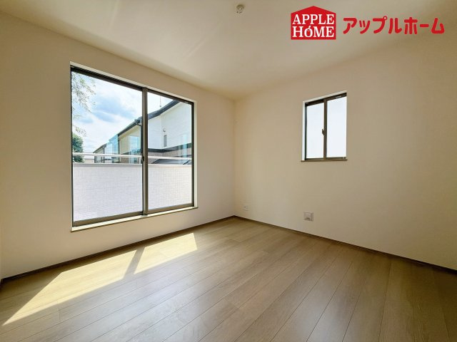 さいたま市北区本郷町1065番の洋室|充分な広さの収納を備え、風通しも良く、大変居心地の良い採光良好な洋室は、快適空間。プライベートの時間もゆったりお寛ぎ頂けそうですね！