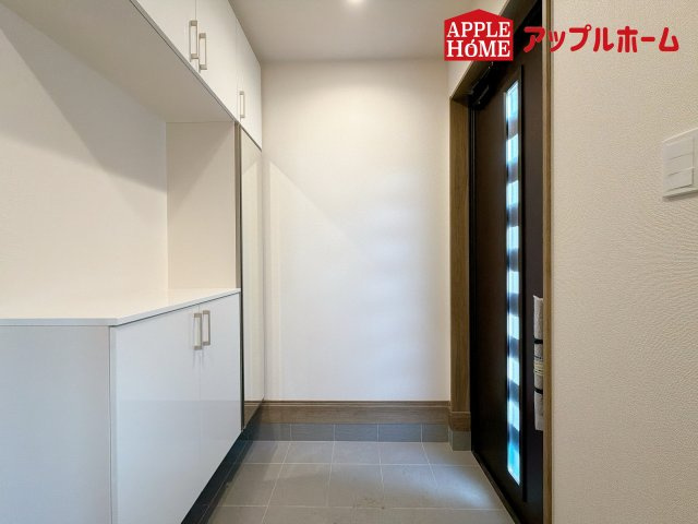 さいたま市北区本郷町1065番の玄関|明るくて清潔感溢れる玄関。便利な下駄箱収納付きです♪散らかりがちな玄関もすっきりと片付きます。