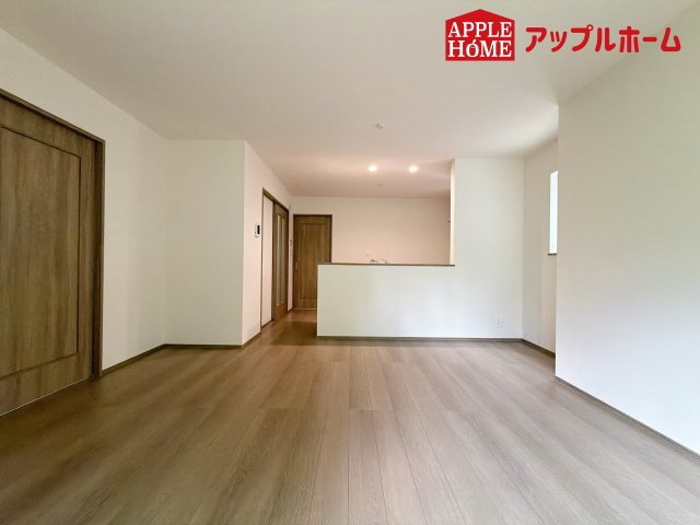 さいたま市北区本郷町1065番の居間・リビング|人気の対面式キッチンで会話も弾みます！お食事の準備をしながらでもご家族とのコミュニケーションを楽しめますね♪