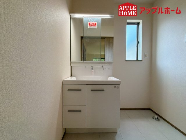 さいたま市北区本郷町1065番の独立洗面台|三面鏡付きの洗面化粧台ですので、たっぷりと収納いただけます。白を基調とした清潔感のある快適空間です。毎日の身支度も気持ち良くお使い頂けます！！