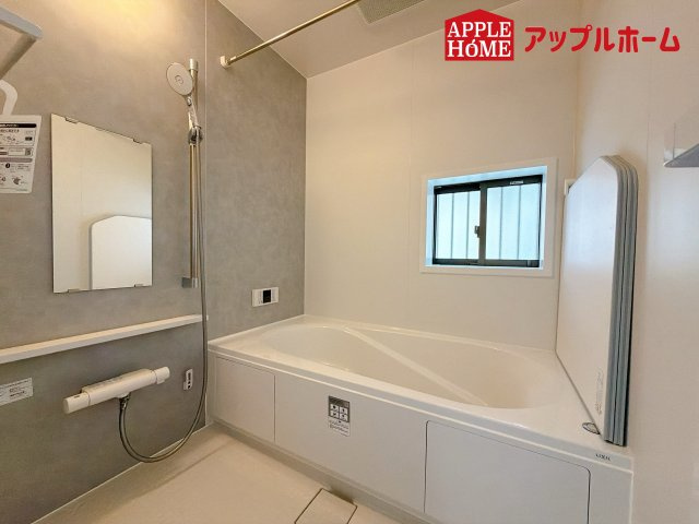 さいたま市北区本郷町1065番の浴室|窓付きのバスルームは、採光もあり明るく気持ちの良い空間です。窓があることで、換気環境も良好。掃除もスムーズに出来ます