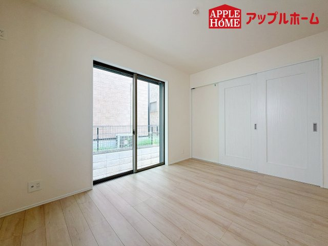 さいたま市北区本郷町1065番の洋室|充分な広さの収納を備え、風通しも良く、大変居心地の良い採光良好な洋室は、快適空間。プライベートの時間もゆったりお寛ぎ頂けそうですね！