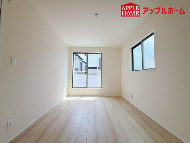 さいたま市北区本郷町1065番の洋室|充分な広さの収納を備え、風通しも良く、大変居心地の良い採光良好な洋室は、快適空間。プライベートの時間もゆったりお寛ぎ頂けそうですね！