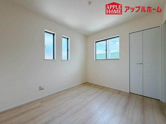 さいたま市北区本郷町1065番の洋室|充分な広さの収納を備え、風通しも良く、大変居心地の良い採光良好な洋室は、快適空間。プライベートの時間もゆったりお寛ぎ頂けそうですね！