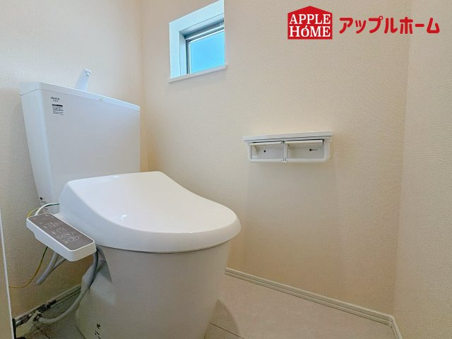 さいたま市北区本郷町1065番のトイレ|温水洗浄器付き便座を標準装備してます♪窓付きで明るく、快適空間となっております。毎日使う場所だからこその配慮です。