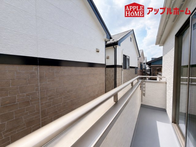 さいたま市北区本郷町1065番のバルコニー|家族分の洗濯物もしっかり干せます。日当たりも良く、毎日のお洗濯が楽しくなりそう♪