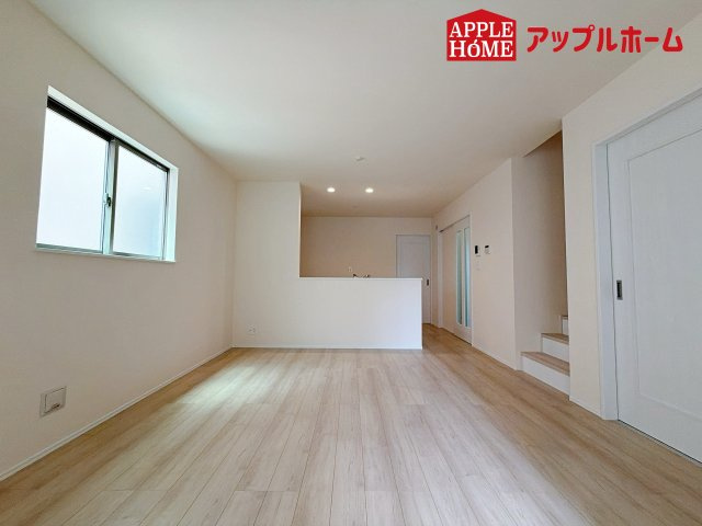 さいたま市北区本郷町1065番の居間・リビング|人気の対面式キッチンで会話も弾みます！お食事の準備をしながらでもご家族とのコミュニケーションを楽しめますね♪