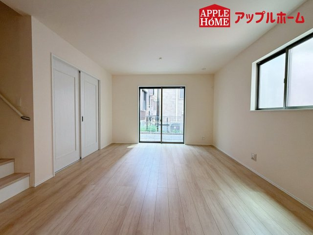 さいたま市北区本郷町1065番の居間・リビング|明るい日差しがさすリビングは、家族の憩い空間。お庭を眺めながら、毎日話が弾みそうですね♪