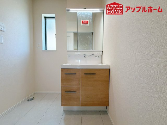 さいたま市北区本郷町1065番の独立洗面台|三面鏡付きの洗面化粧台ですので、たっぷりと収納いただけます。白を基調とした清潔感のある快適空間です。毎日の身支度も気持ち良くお使い頂けます！！