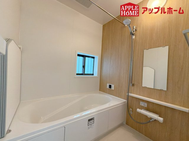 さいたま市北区本郷町1065番の浴室|窓付きのバスルームは、採光もあり明るく気持ちの良い空間です。窓があることで、換気環境も良好。掃除もスムーズに出来ます